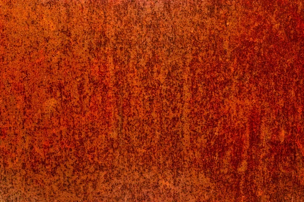 Utsmält järnplåt täckt med röd rost — Stockfoto