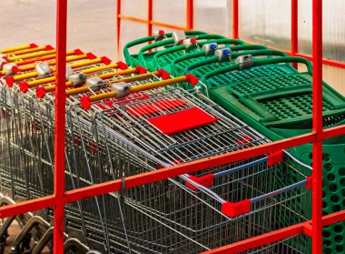 Satır yığılmış süpermarket yük arabaları