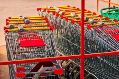 Süpermarket arabaları seti. Yığılmış Süpermarket Arabaları Satır