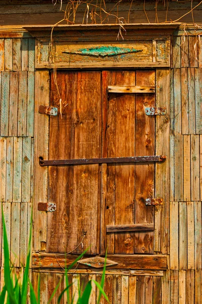 Janela de madeira fechada da vista frontal da casa de favela — Fotografia de Stock