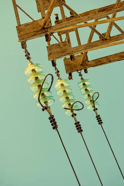 Glas-Isolatoren auf Power-Tower, Detail — Stockfoto