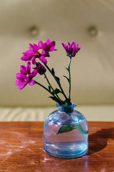 Blommor på café bord — Stockfoto
