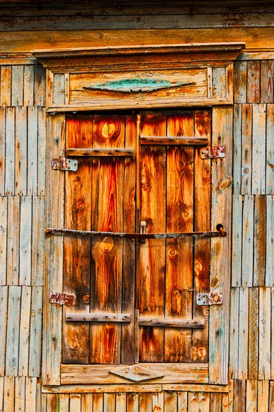 Vieille fenêtre en bois vue frontale avec volets fermés — Photo
