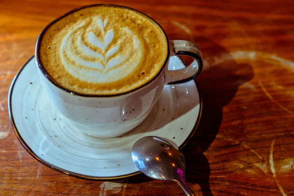 Šálek cappuccino na desky nad výhledem — Stock fotografie