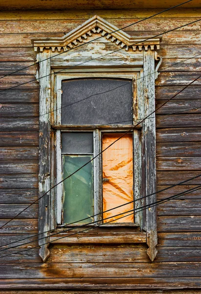 Värt träfönster i slummen — Stockfoto