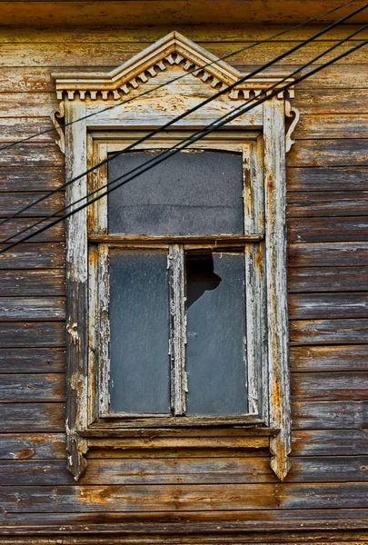Kırık cam ile gecekondu yıpranmış ahşap pencere — Stok fotoğraf
