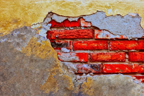 Beschadigde bakstenen muur met gedragen — Stockfoto