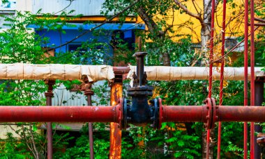 Doğal gaz taşıma sistemi. İletişim, stop valfleri ve yerel gaz pompalama istasyonu.