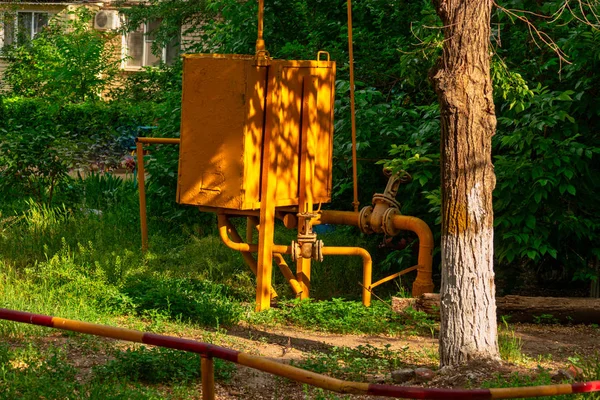 Gas industrin, naturgas transport system. Kommunikation, stopp ventiler och lokal gas pump Station restes i husgård — Stockfoto