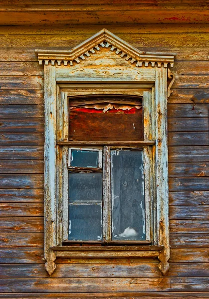 Finestra in legno intagliato cornice di pizzo in legno in Astrakhan Russia — Foto Stock