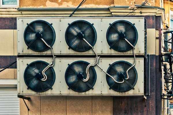 Système industriel de climatiseur monté sur le vieux mur de centre commercial avec beaucoup de tuyaux de connexion partout — Photo