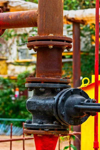 带螺栓和螺母的生锈天然气管道 — 图库照片