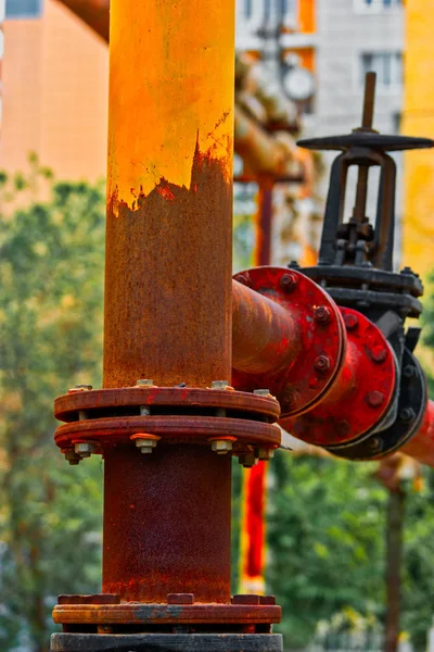 Oleoduto de gás natural enferrujado pintado em amarelo peeling com válvula e parafusos e porcas — Fotografia de Stock