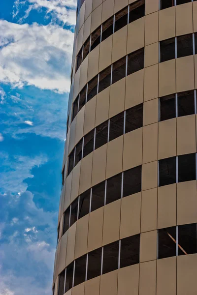 Okrągła ściana budynku przemysłowego i błękitne niebo — Zdjęcie stockowe
