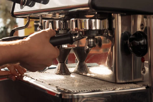 Majitel smallpodnikatele připravuje espreso pomocí chromované kávové Mašky — Stock fotografie