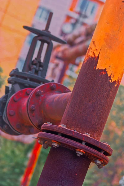 Rurociąg gazu ziemnego z zaworem pokrytym rdzą — Zdjęcie stockowe