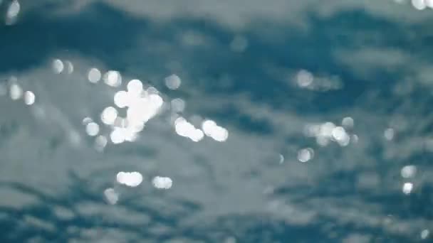 Achtergrond van waivy wateroppervlak van blauwe kleur — Stockvideo