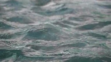 Teal renk sallayarak su yüzeyi