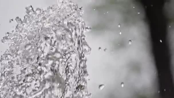 Fountain splashes pan shot slomo — Stock Video