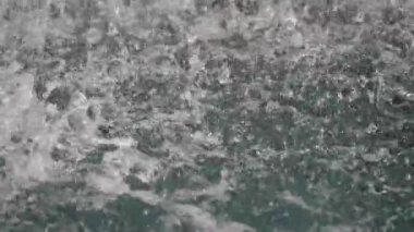 Düşen su damlaları tarafından rahatsız çeşme gölet yüzeyi