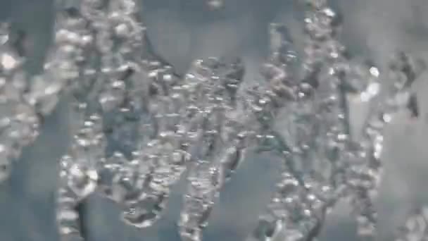 Water spatten flys in de lucht in slomo — Stockvideo