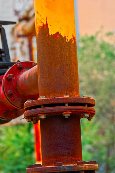 Gas rör halv täckt med rost — Stockfoto