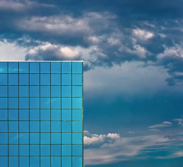 Corner of scyscraper against dark sky — Stock Photo, Image