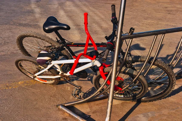 Концепция личной безопасности и безопасности транспорта - закрытие велосипеда с фиксированной передачей на уличной парковке сверху — стоковое фото