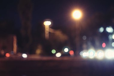 Sokak lambaları ve araba ışıkları ile gece sokak Bulanık bokeh