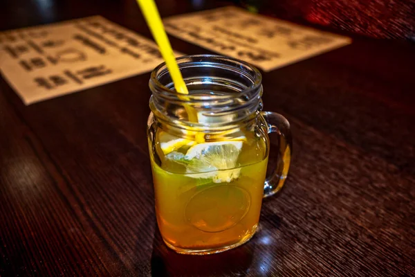 Fresca limonata ghiacciata in barattolo sulla scrivania del bar. Spazio libero per elementi decorativi e testo . — Foto Stock