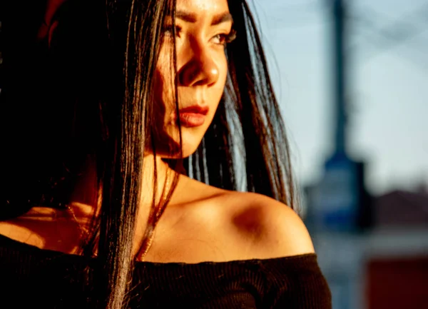 Asian Woman Looking At Sunset Outside In Profile Portrait In Vintage Color — Stock Photo, Image