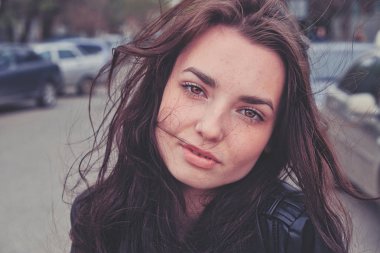 Kameraya bakan üzgün kız boynunu büker.