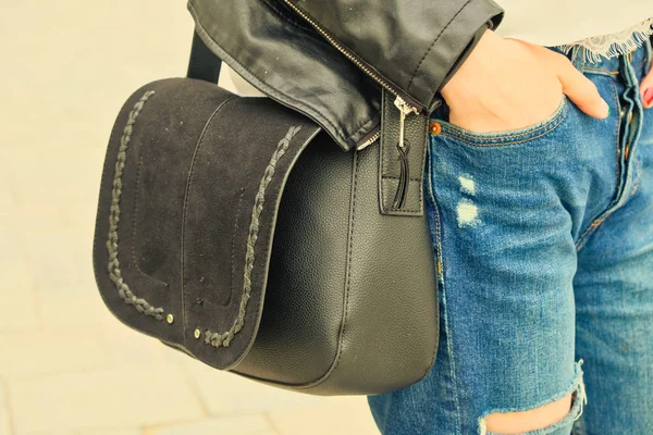 Young woman hold yoyr hand in pocket wih black handbag on her shoulder — Stockfoto