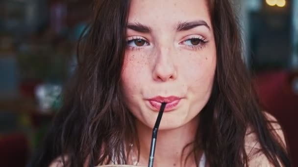 Νεαρή Γυναίκα Που Κάθεται Ένα Καφέ Ένα Ποτήρι Καφέ Μιλκσέικ — Αρχείο Βίντεο