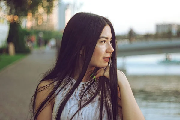 Asyalı kız profilini dört gözle bekliyor — Stok fotoğraf