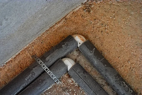 角落的暖气管 带有角连接器和绝缘的现代Pvc管 — 图库照片