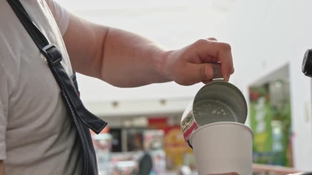 Barista poring hete melk in de afhaal beker — Stockvideo