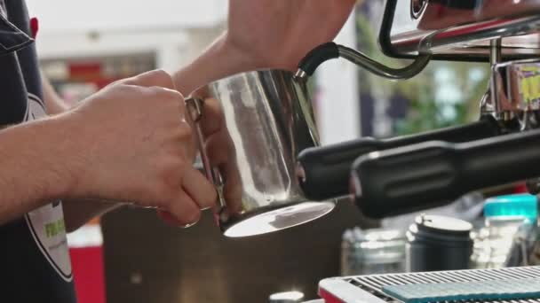 Бариста робить піну гарячого молока з в повільному русі — стокове відео