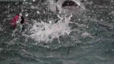 Düşen su ile çeşme Gölet ve yüzeyrahatsız