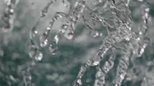Slomo van fontein water spalashes in een lucht — Stockvideo