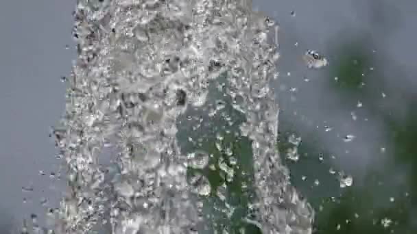 Fountain of splashing water in front of the sky — Stock Video