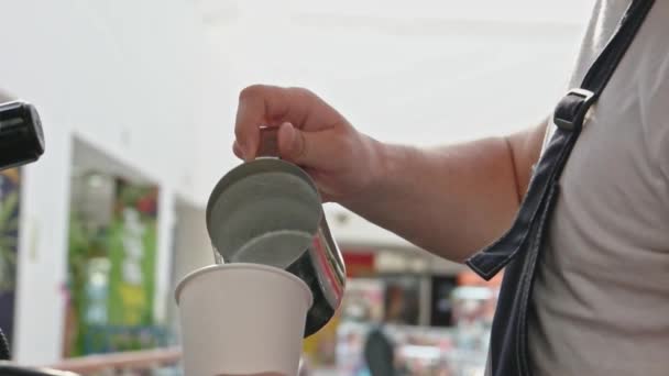 Barista poring leche caliente en taza para llevar en slomo, detalle — Vídeo de stock