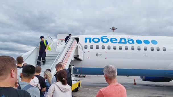 Moscow, Oroszország-augusztus 22, 2019: utasok beszállás a repülőgépen a lowcoster légitársaság pobeda — Stock videók