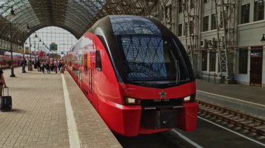 Moskova Rusya - Ağu 22 2019: Kievsky tren istasyonunda Vnukovo havaalanına Aeroexpress tren için Insanlar. İnsanlar bavullarla seyahat eylesin.