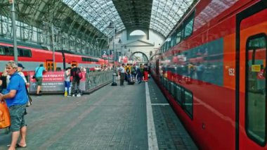 Moskova Rusya - 22 Ağustos 2019: Kievsky tren istasyonundan Vnukovo havaalanına Aeroexpress tren yolcuları. Tilt atışı