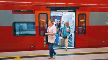 Moskova Rusya - 22 Ağustos 2019: Yolcular Aeroexpress treninden Vnukovo havaalanına gitmek için acele Kievsky tren istasyonundan geldi. Rusya'da havaalanına gidiyorum. İnsanlar bavullarla seyahat eylesin.