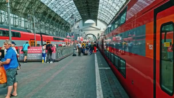 Moscou Rússia - 22 de agosto de 2019: Passageiros para o trem Aeroexpress para o aeroporto de Vnukovo da estação ferroviária de Kievsky. Inclinação tiro — Vídeo de Stock