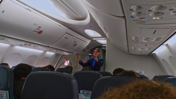 Moskwa Rosja-sierpień 22 2019: Stuardess pokazuje, jak korzystać z pasa bezpieczeństwa przed wyjazdem na pokładzie samolotu Pobeds. Pobeda jest jedyną firmą lowcoster na rynku rosyjskim — Wideo stockowe