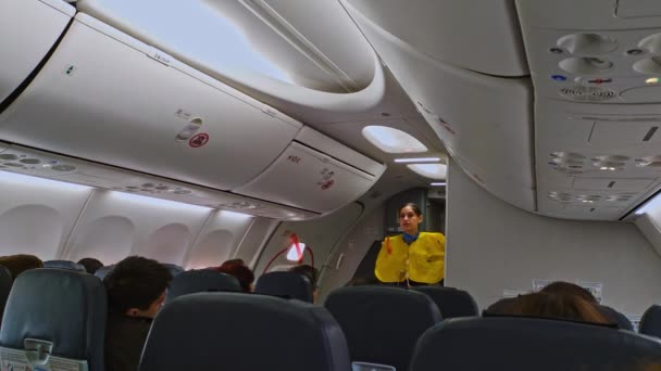 Moskwa Rosja-sierpień 22 2019: Stuardess pokazuje, jak używać kamizelki ratunkowej przed wyjazdem na pokładzie samolotu Pobeds. Pobeda jest jedyną firmą lowcoster na rynku rosyjskim — Wideo stockowe