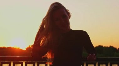 Sahilde Güzel Kız saçlarıyla oynayın sonra geri dönün